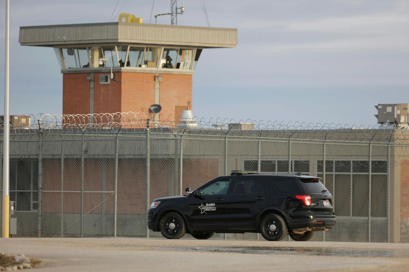 Ein Aufseher-Fahrzeug patrouilliert vor dem Idaho-Gefängnis.