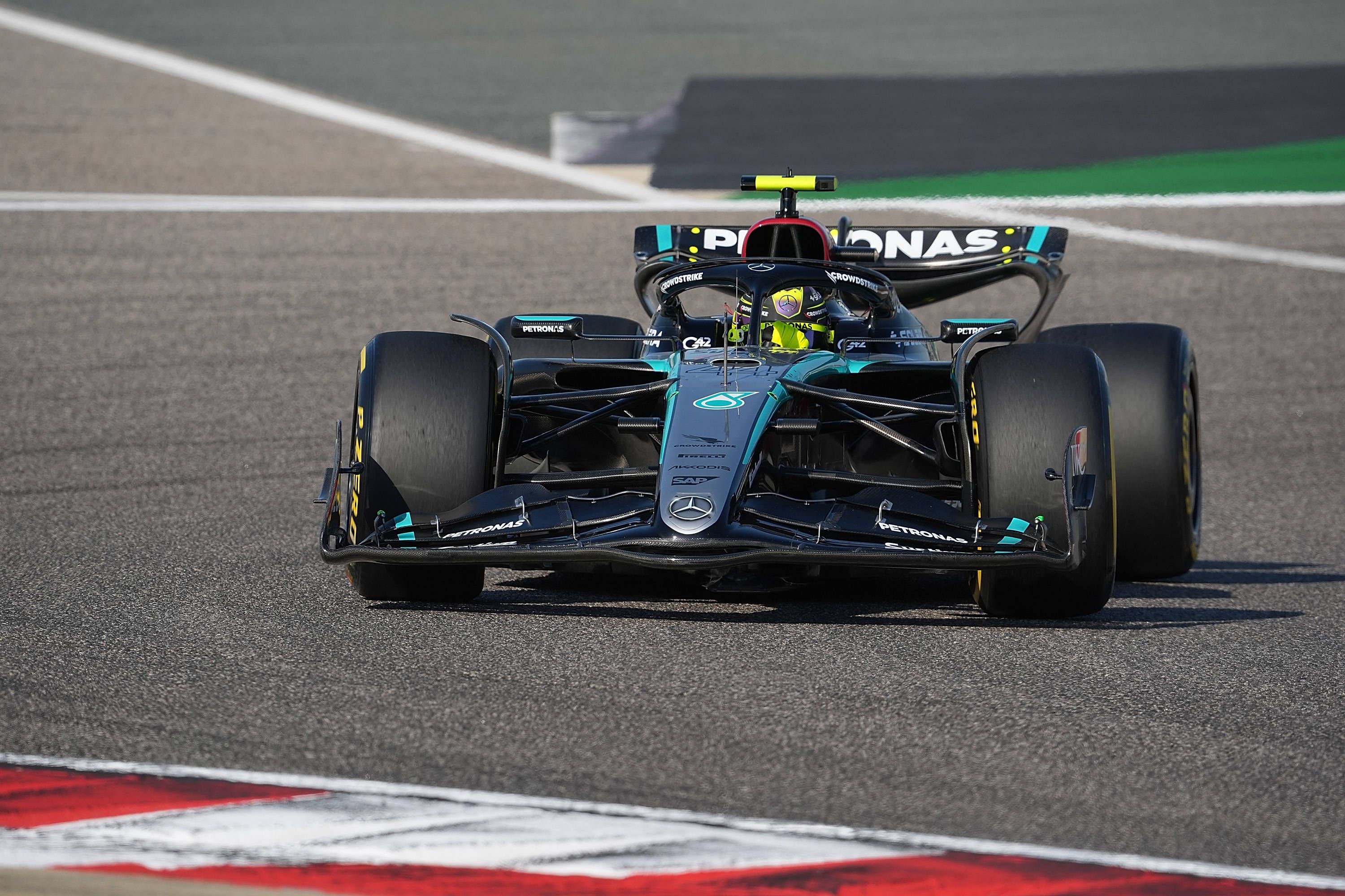 Lewis Hamilton fährt im zweiten Training Bestzeit.