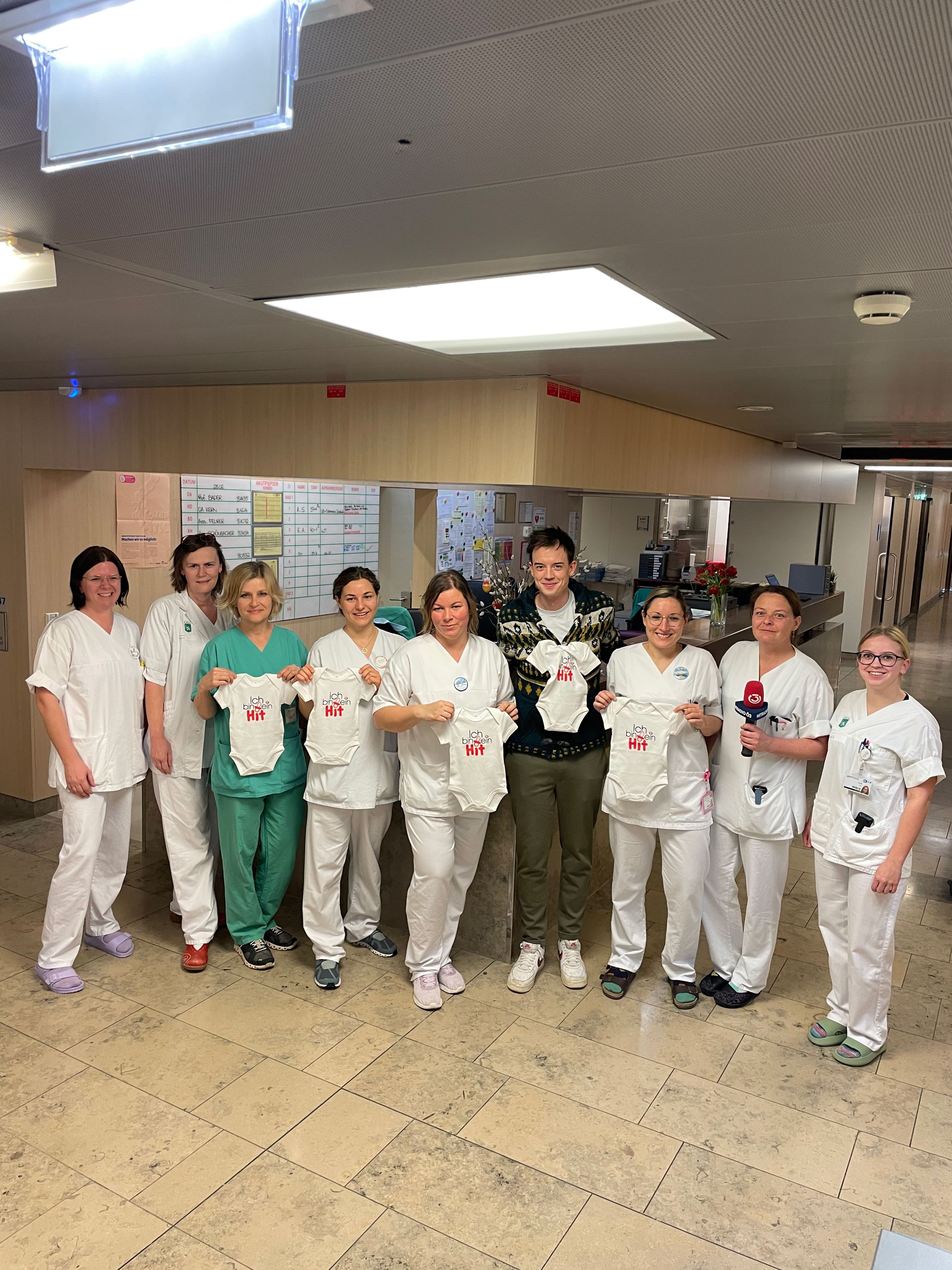 Moderator Philipp Jansa und der Ö3-Wecker begrüßten Schalttag-Babys im LKH-Univ. Klinikum Graz