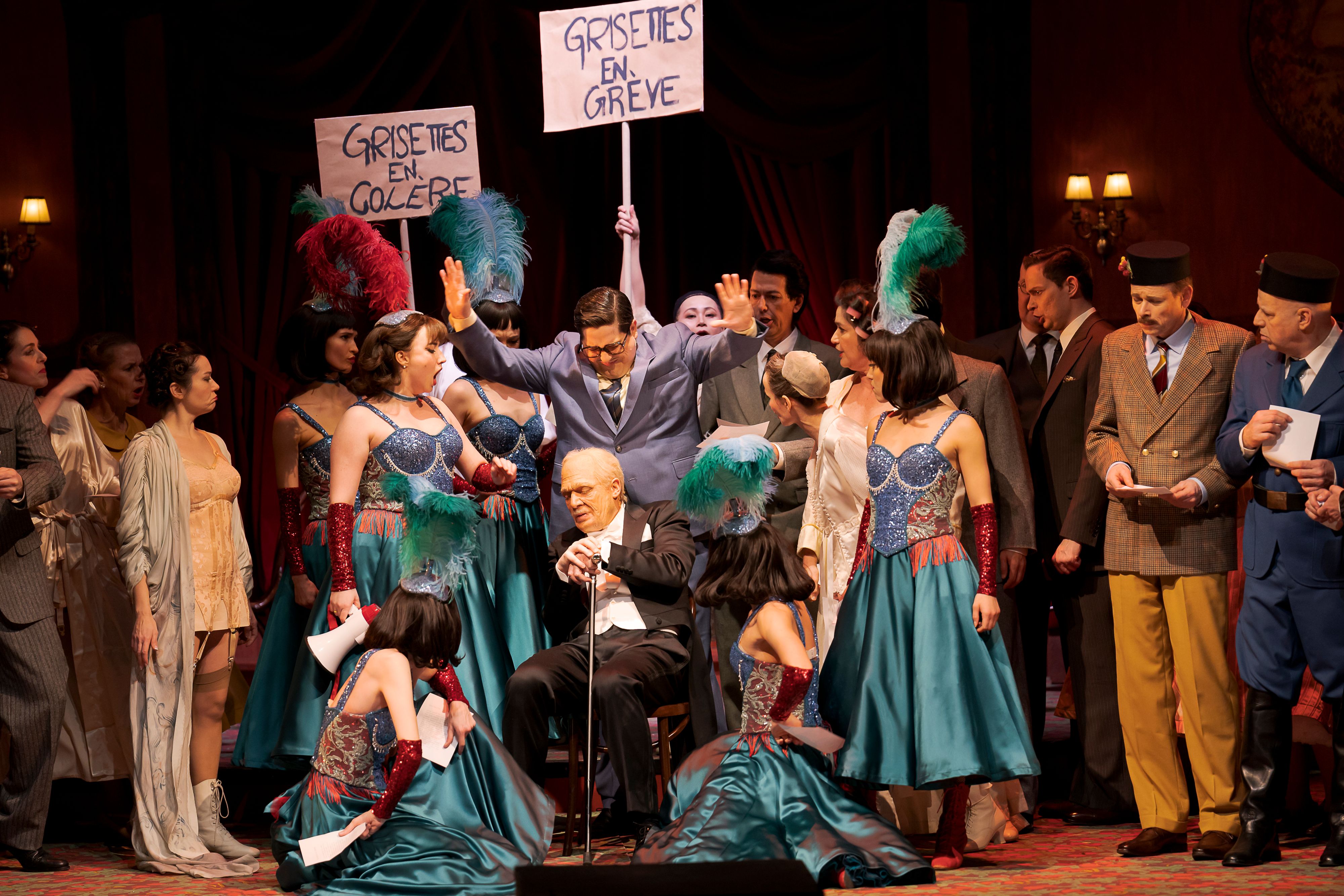 Jakob Semotan (Mitte) und das Ensemble von 