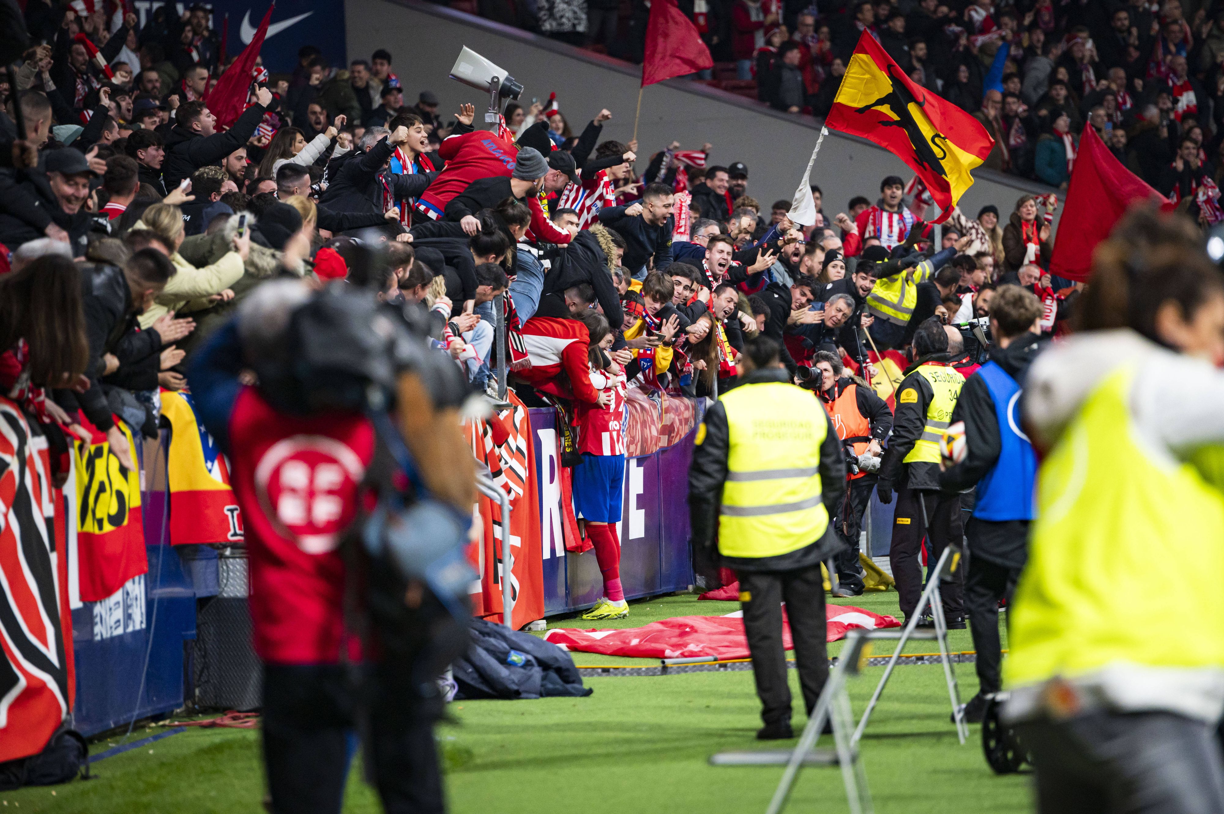 Ein Atletico-Anhänger beleidigte ein kleines Mädchen vor dem Derby gegen Real.