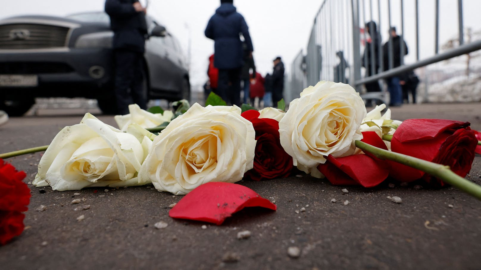 Auch im unmittelbaren Nahbereich des Friedhofs wurden Blumen für Nawalny niedergelegt.&nbsp;
