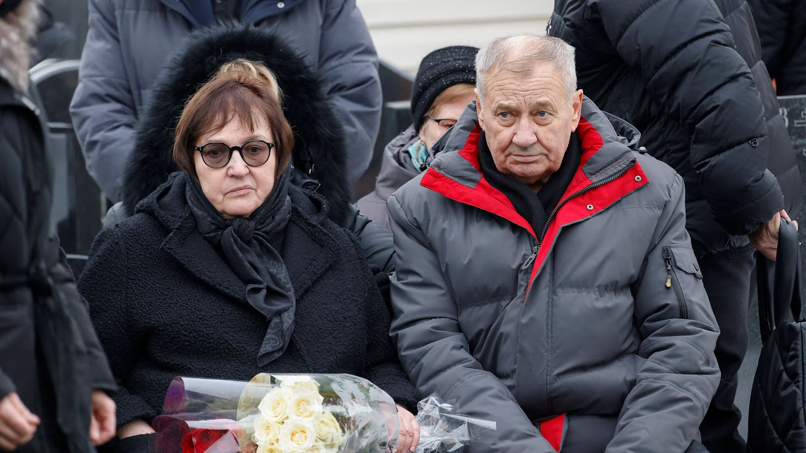 Lyudmila Nawalnaya and Anatoly Nawalny, die Eltern des Kreml-Kritikers bei dessen Begräbnis.&nbsp;