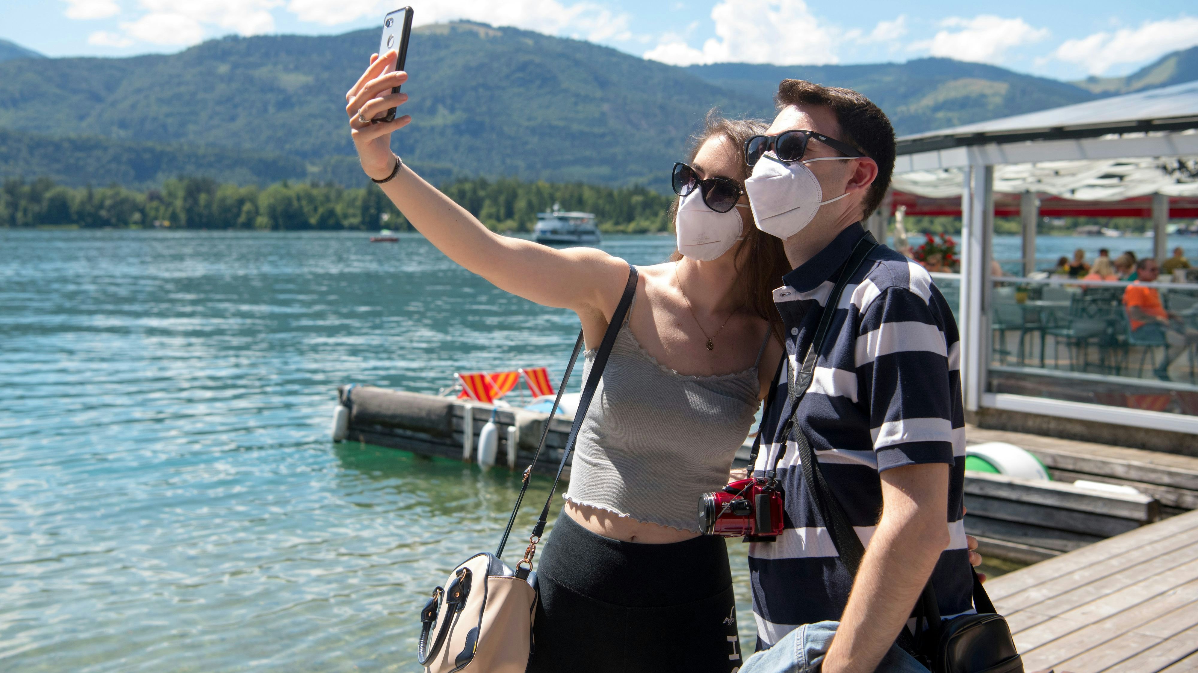 Corona-Sommer 2020: Ein Paar schießt in Sankt Wolfgang im Salzkammergut ein Selfie. 