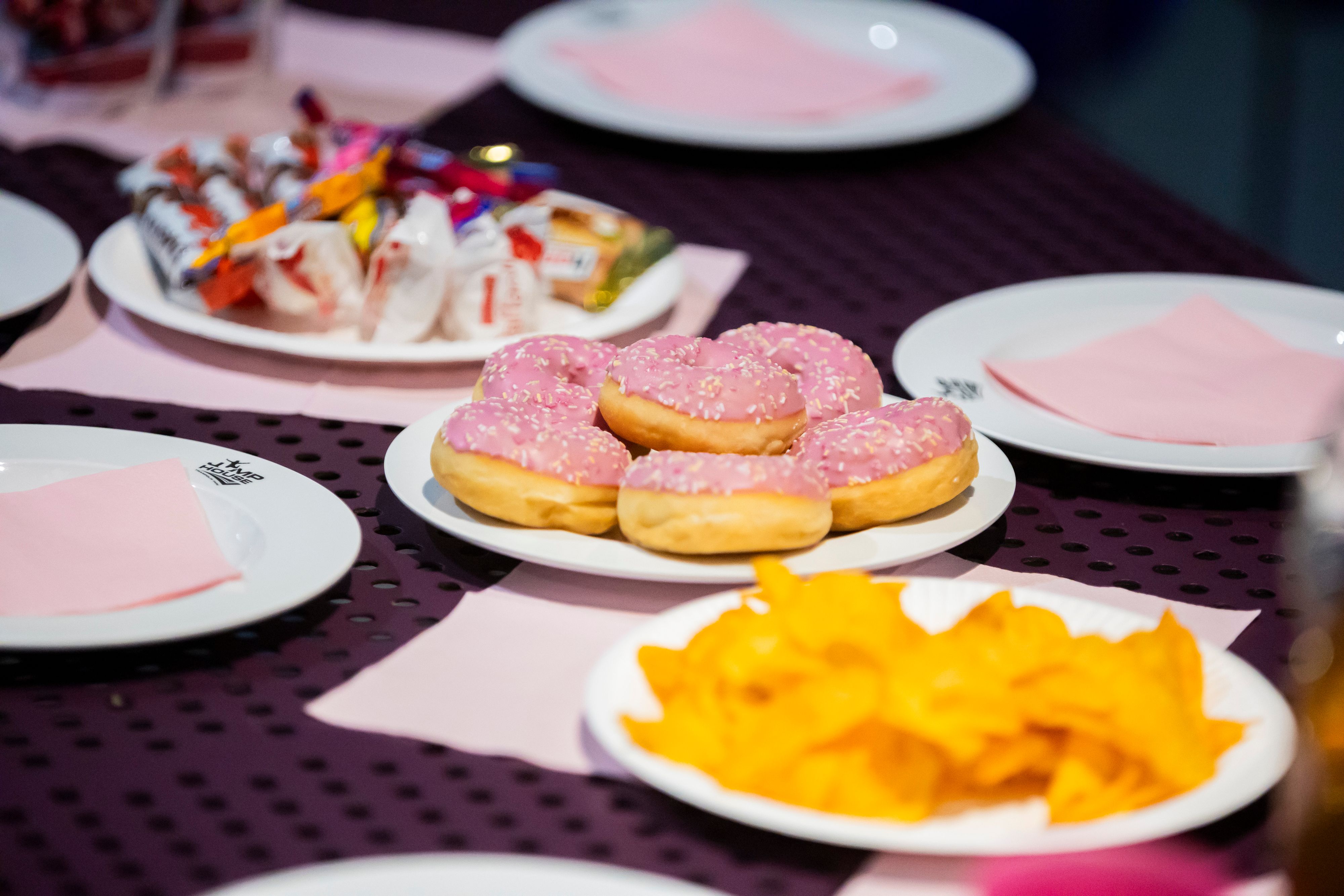 Oft, aber nicht immer liegt das Übergewicht in Verbindung mit zucker- und fetthaltiger Ernährung.