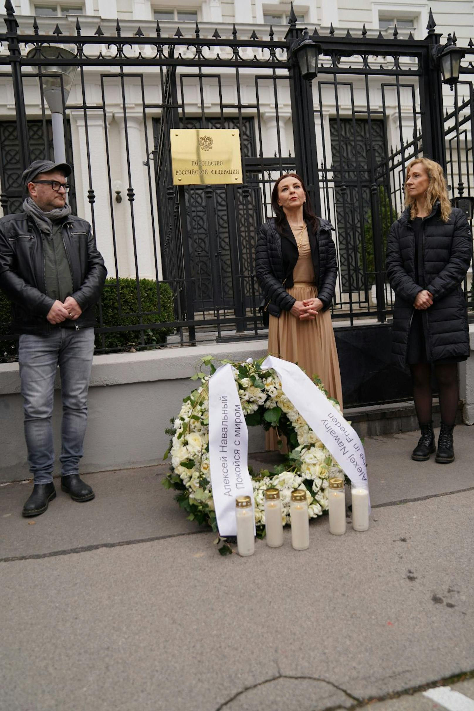 Die Grünen, allen voran die außenpolitische Sprecherin Ewa Ernst-Dziedzic (Mitte), trauerten am Freitag vor der russischen Botschaft um Alexej Nawalny.
