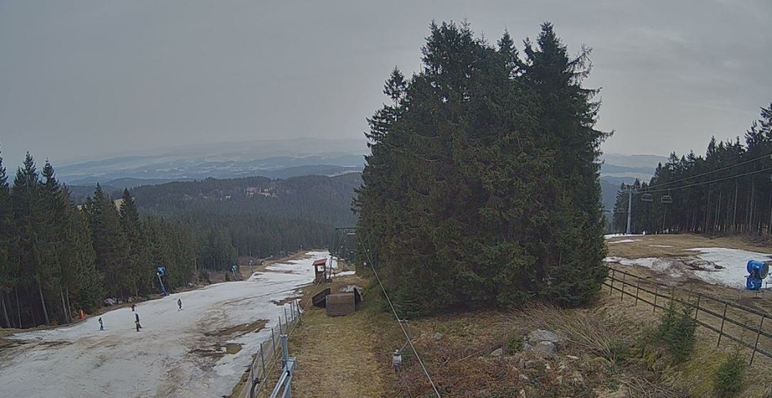 So schaute es am Freitag um 10 Uhr am Sternstein aus: Viel zu wenig Schnee, ein dünnes weißes Band auf der Piste.