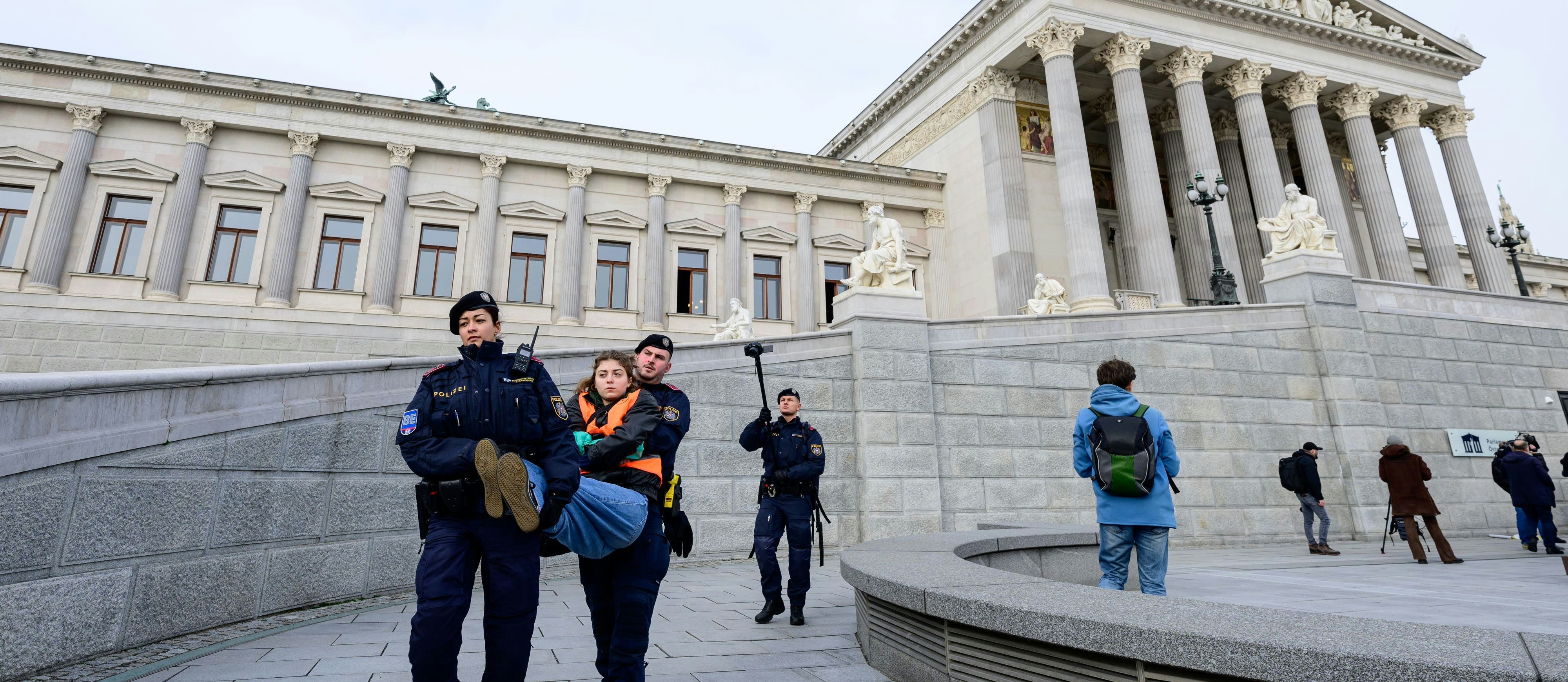 Eine Gruppe der Klima-Aktivisten der "Letzten Generation" klebte sich am 28. Februar 2024 vor dem Wiener Parlamentsgebäude fest