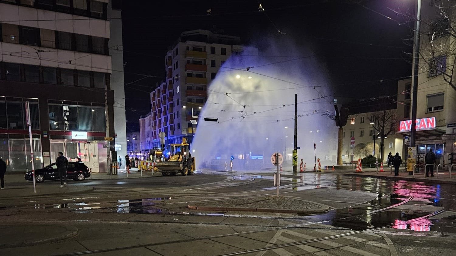 Meterhoch schossen Wassermengen in der Nacht auf Freitag über den Franz-Jonas-Platz in Wien.