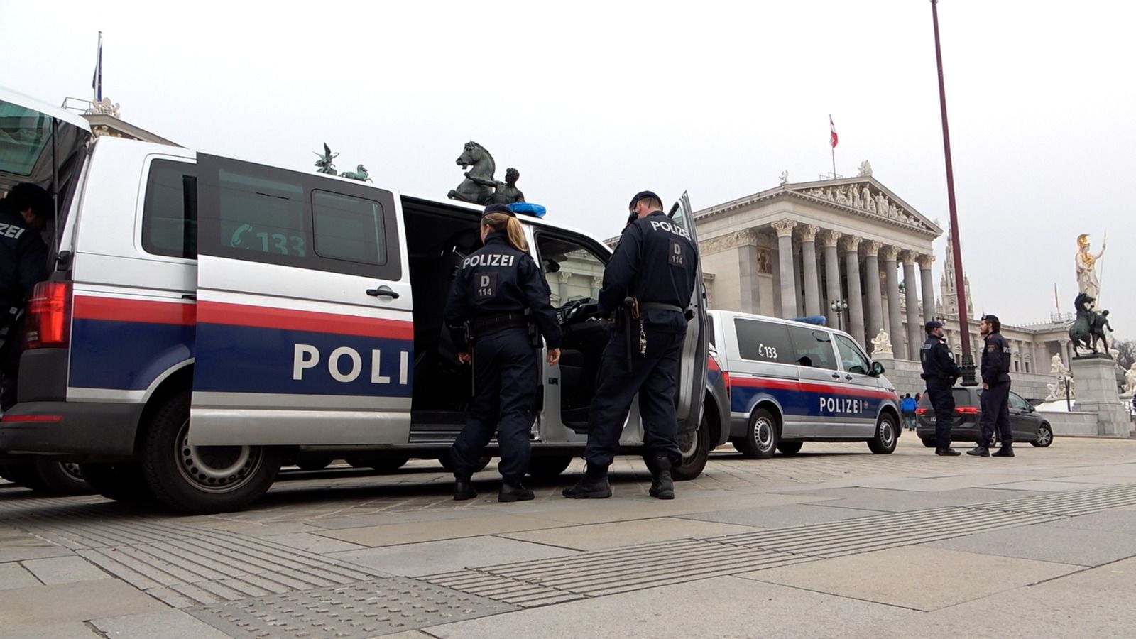 Die Polizei steht vor dem Parlament im Großeinsatz.
