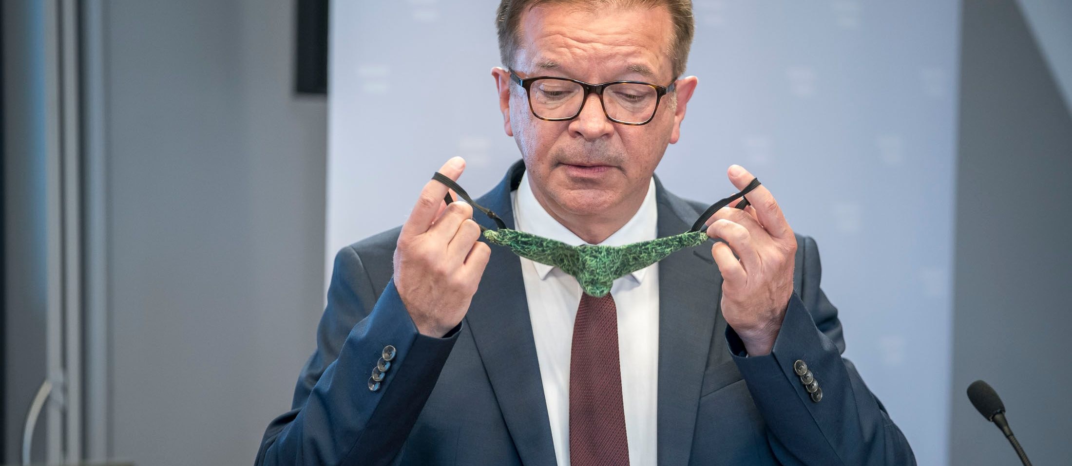 Gesundheitsminister Rudolf Anschober fremdelt noch etwas mit den Masken