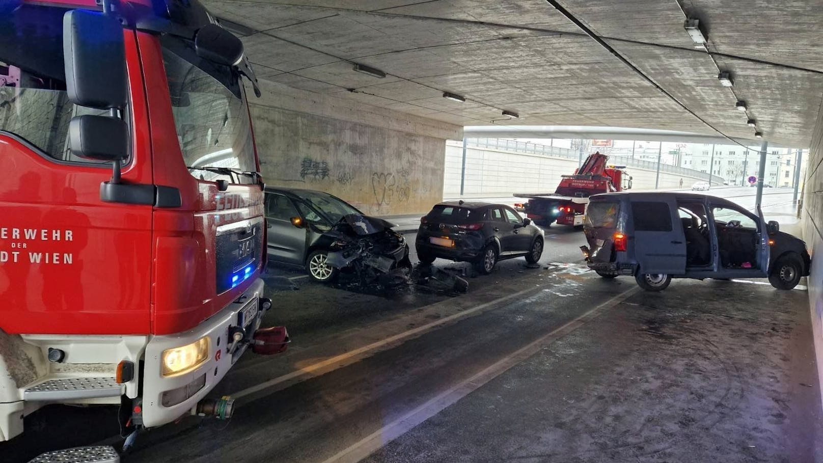 Heftiger Crash in Wien – mehrere Fahrzeuge beteiligt