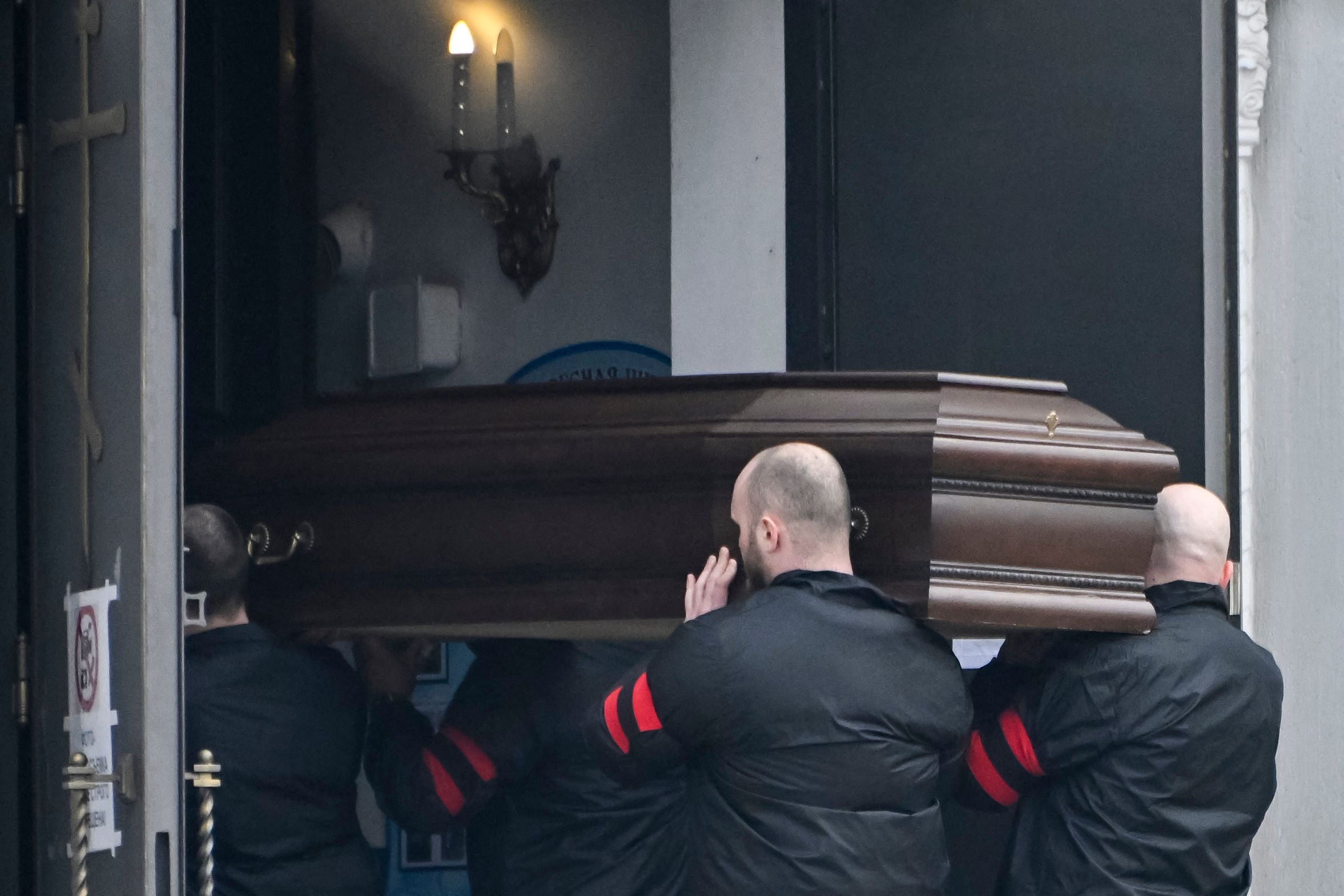 Der Sarg mit Nawalnys Leichnam wird zur Kirche getragen.