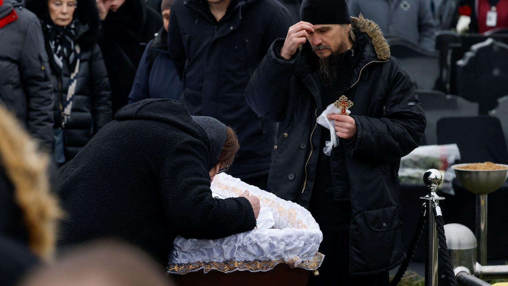 Lyudmila Nawalnaya, die Mutter des Verstorbenen trauert am Sarg ihres Sohnes.