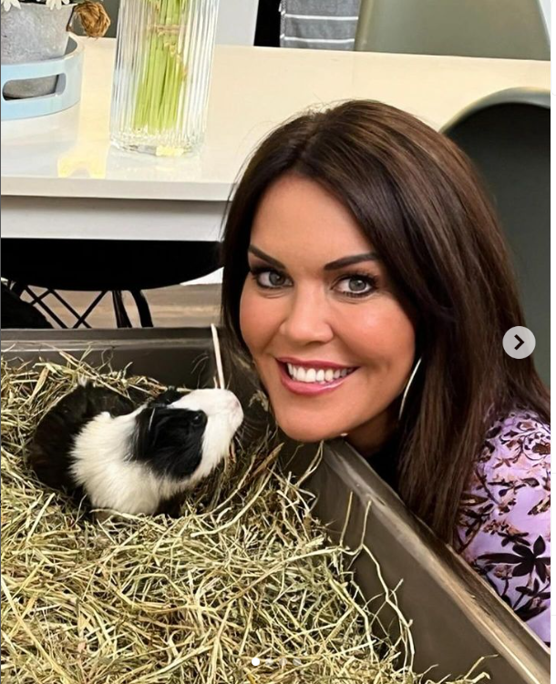 Martina Reuter mit ihrem Meerschweinchen Topsi