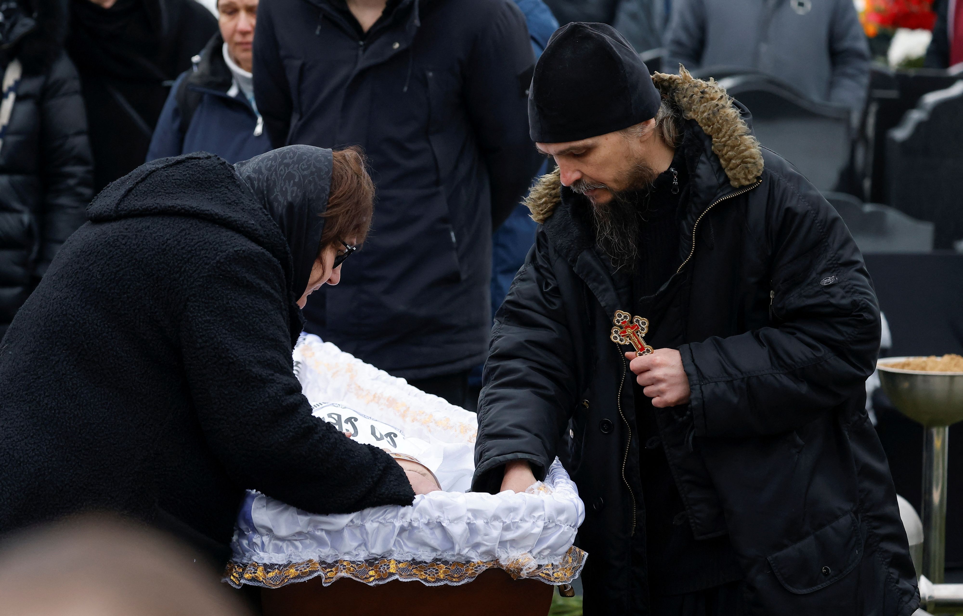Lyudmila Nawalnaya, die Mutter des Kreml-Kritikers trauert am Sarg um ihren Sohn.&nbsp;