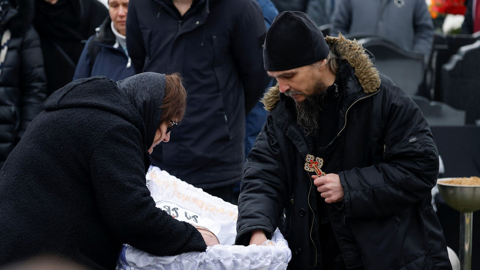 Lyudmila Nawalnaya, die Mutter des Verstorbenen trauert am Sarg ihres Sohnes.&nbsp;