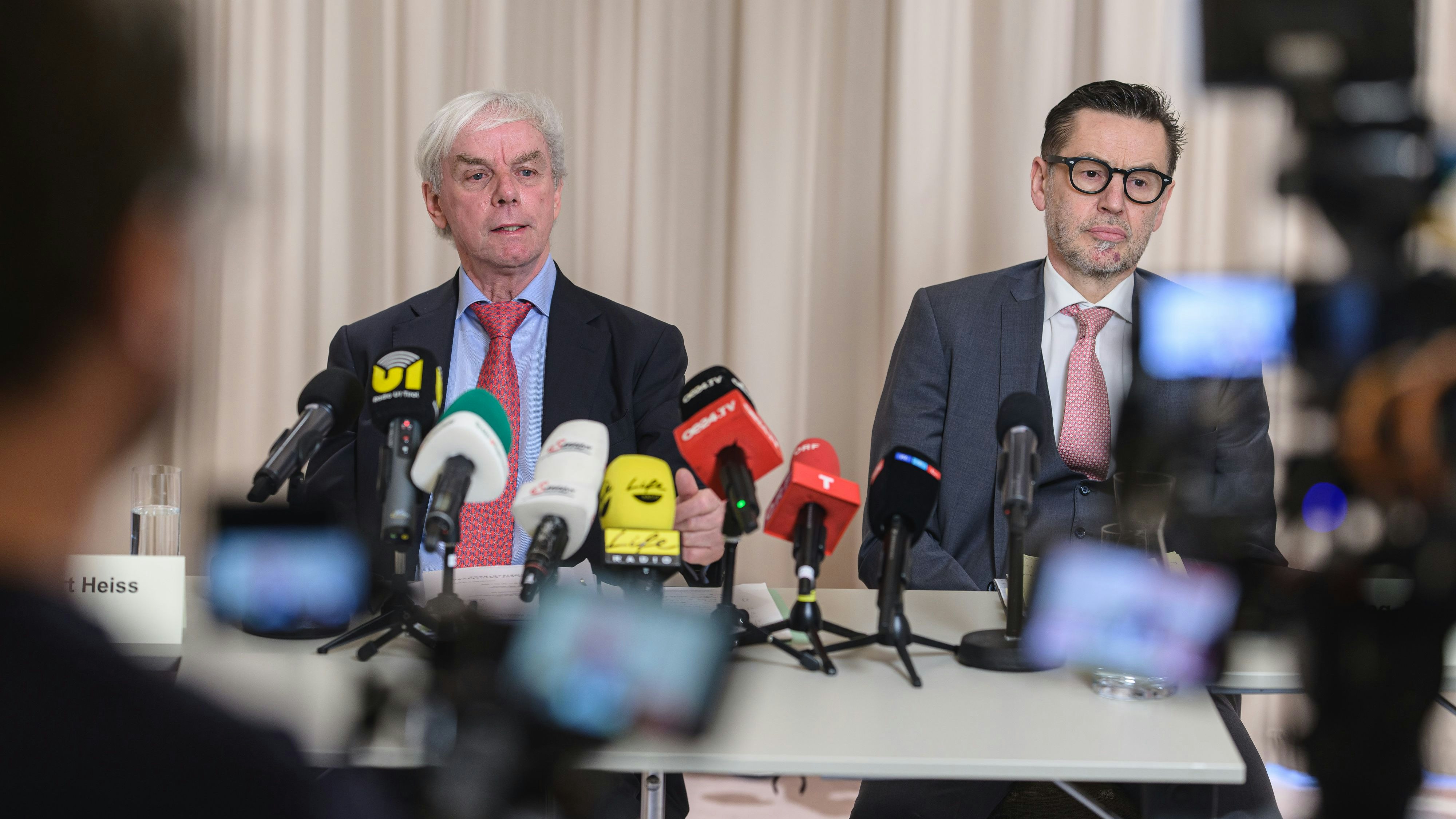 Die Strafverteidiger des Vaters und der Mutter, Albert Heiss und Mathias Kapferer, gehen in die mediale Offensive.