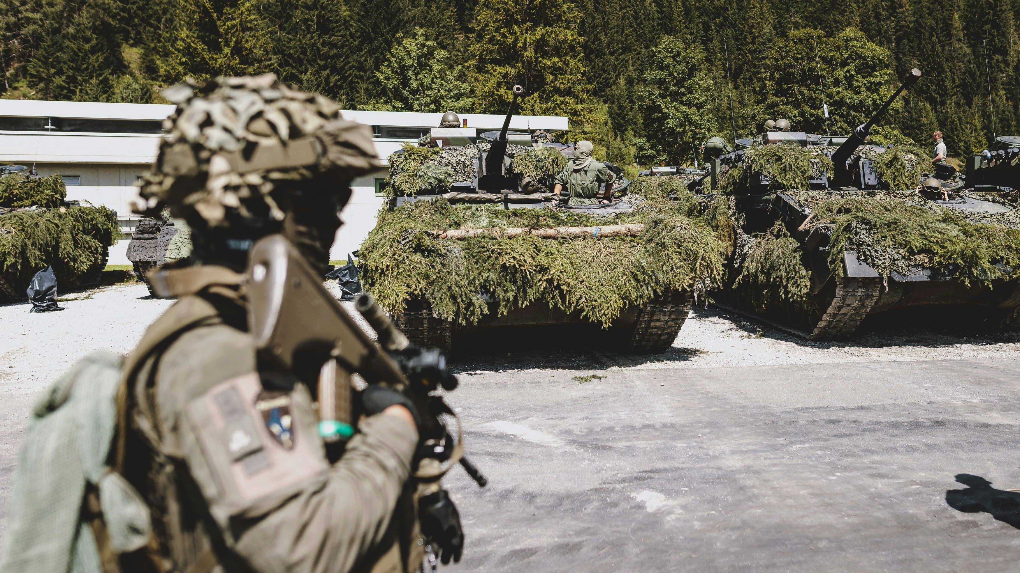 Download von www.picturedesk.com am 01.03.2024 (14:46).  17.08.2022, Truppenübungsplatz Hochfilzen, AUT, Bundesheer, Scharfschiessen der Panzergrenadiere, im Bild Schützenpanzer Ulan des Österreichischen Bundesheeres während einer Militärübung im alpinen Gelände // Ulan armoured fighting vehicle of the Austrian Armed Forces during a military exercise of the Austrian Armed Forces at the military training area in Hochfilzen, Austria on 2022/08/17. EXPA Pictures © 2022, PhotoCredit: EXPA/ JFK - 20220818_PD2115 - Rechteinfo: Rights Managed (RM)