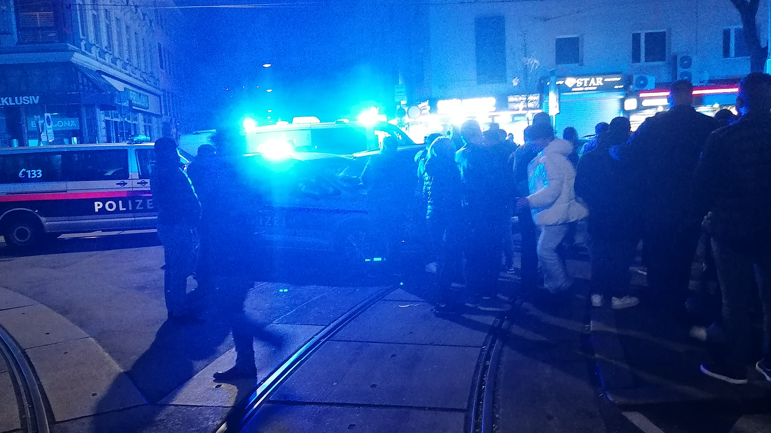 Großeinsatz der Wiener Polizei! Am Freitagabend kam es zu einer Messerstecherei in Wien-Favoriten.