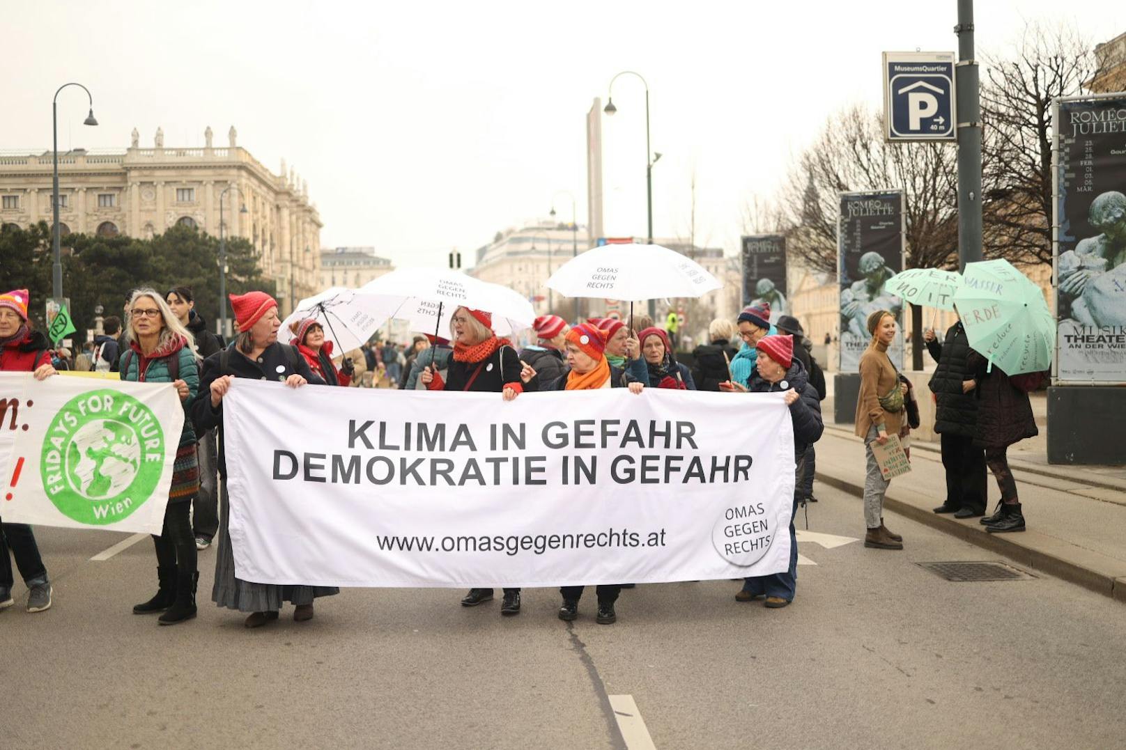 Großprotest der Letzten Generation am Museumsplatz: Klima-Kleber legten am 2. März 2024 die 2er-Linie lahm.