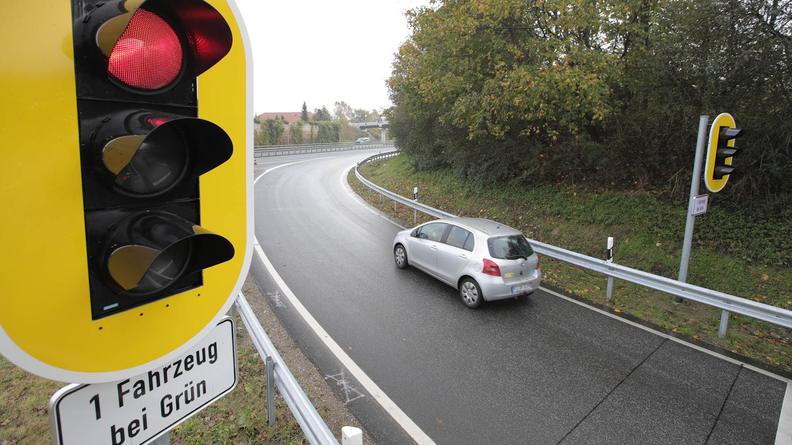 Eine Zuflussregelungsanlagen samt Hinweisschild "1 Fahrzeug bei Grün" an einer Autobahnauffahrt in Deutschland, Archivbild 2017.