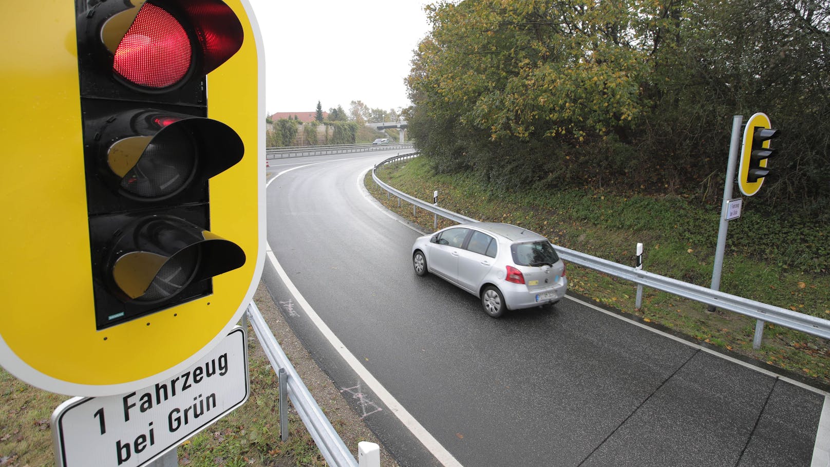 Eine Zuflussregelungsanlage samt Hinweisschild "1 Fahrzeug bei Grün" an einer Autobahnauffahrt in Deutschland, Archivbild 2017.