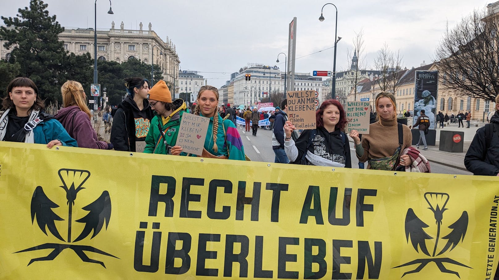 Großprotest der Letzten Generation am Museumsplatz: Klima-Kleber legten am 2. März 2024 die 2er-Linie lahm.