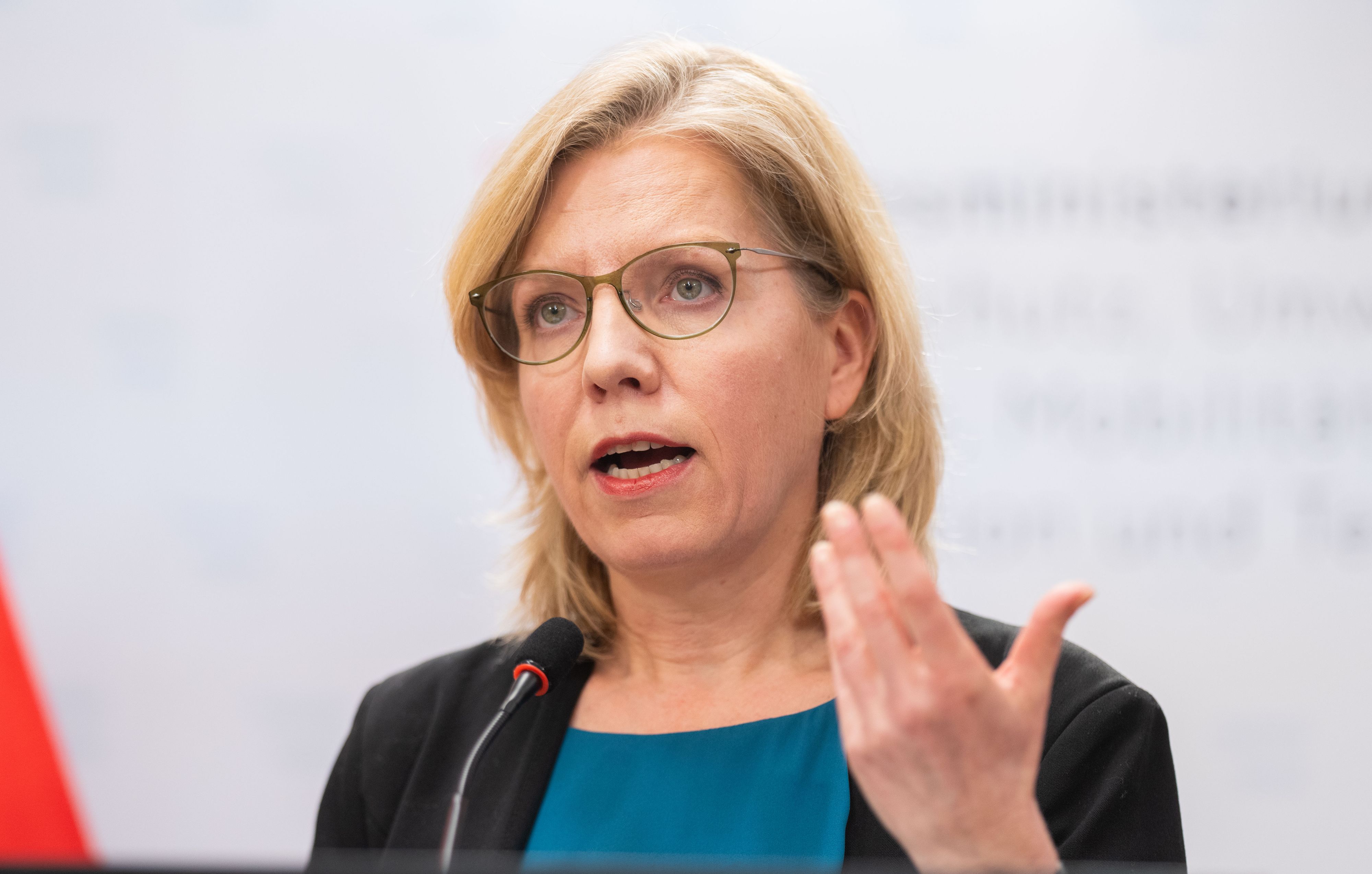 Verkehrsministerin Gewessler plant ab 2025 eine deutliche Anhebung der LKW-Maut.