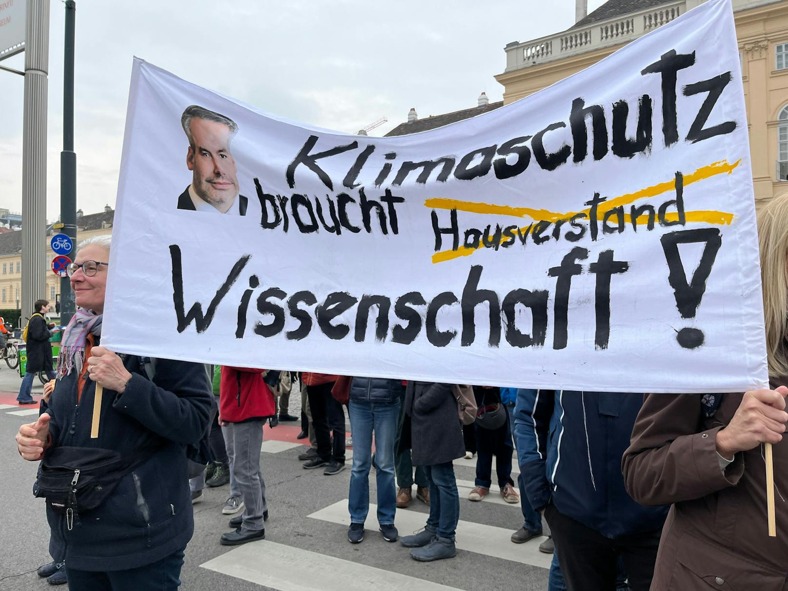 Großprotest der Letzten Generation am Museumsplatz: Klima-Kleber legten am 2. März 2024 die 2er-Linie lahm.