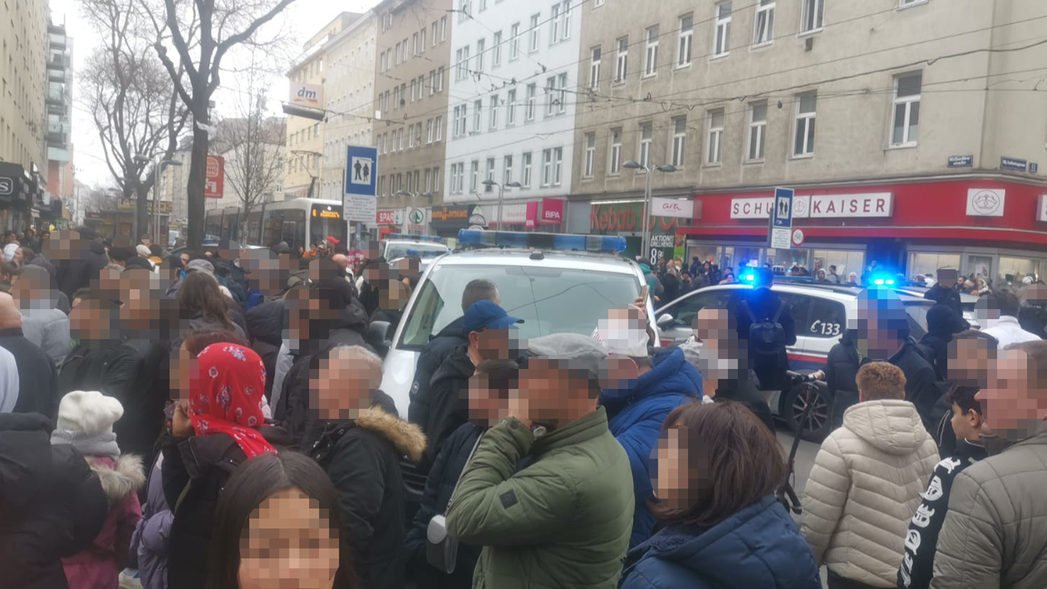 Nach Messerstecherei – Nächster Einsatz Am Reumannplatz | Heute.at