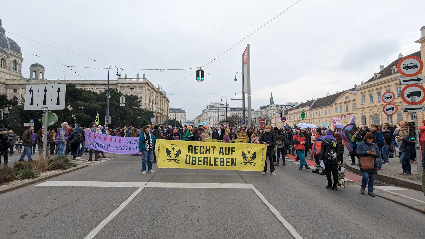 Großprotest der Letzten Generation am Museumsplatz: Klima-Kleber legten am 2. März 2024 die 2er-Linie lahm.