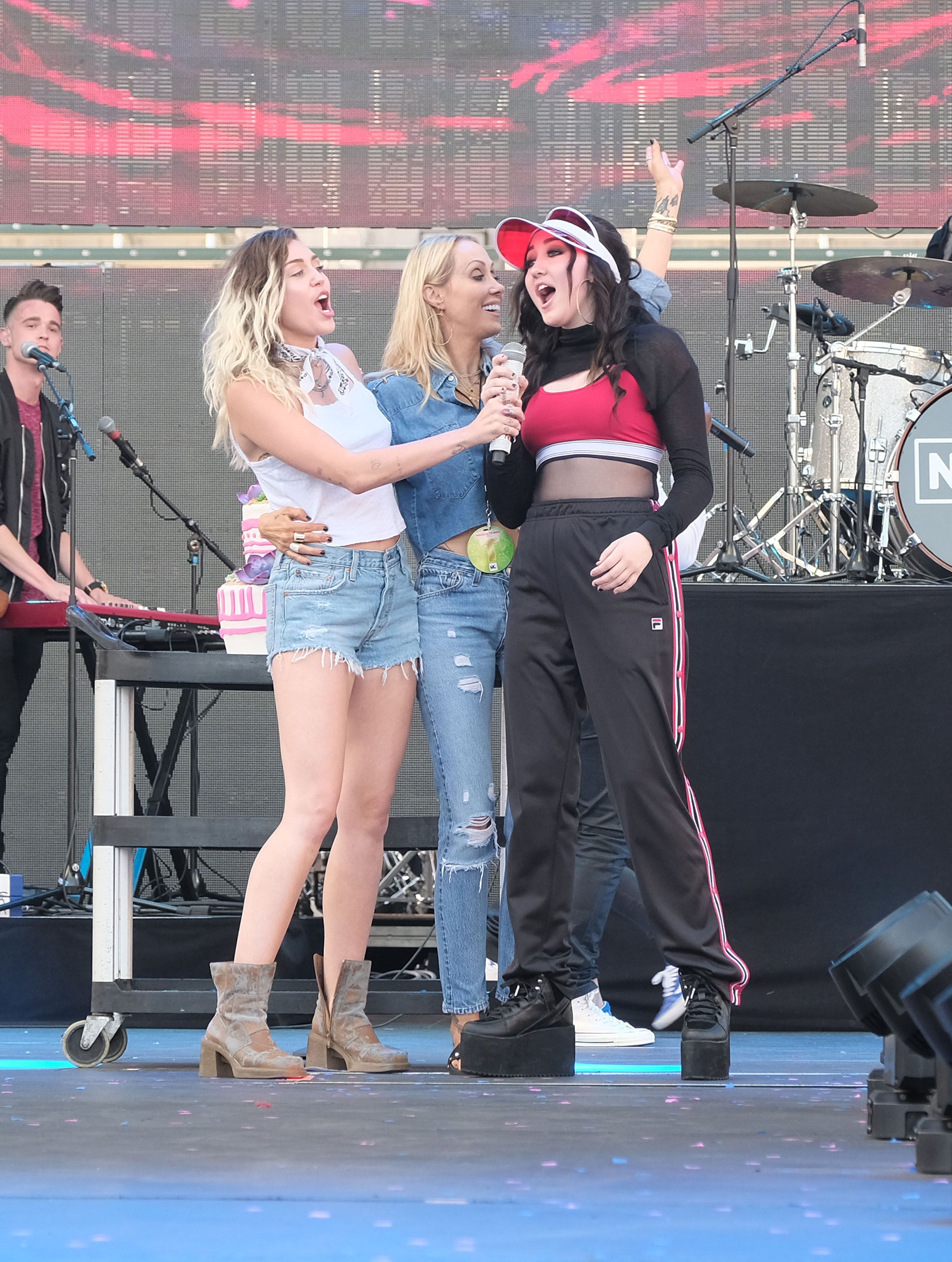 Miley mit Mama Tish in der Mitte und Noah ganz rechts. Aus dem Jahr 2017, als noch alles gut war.