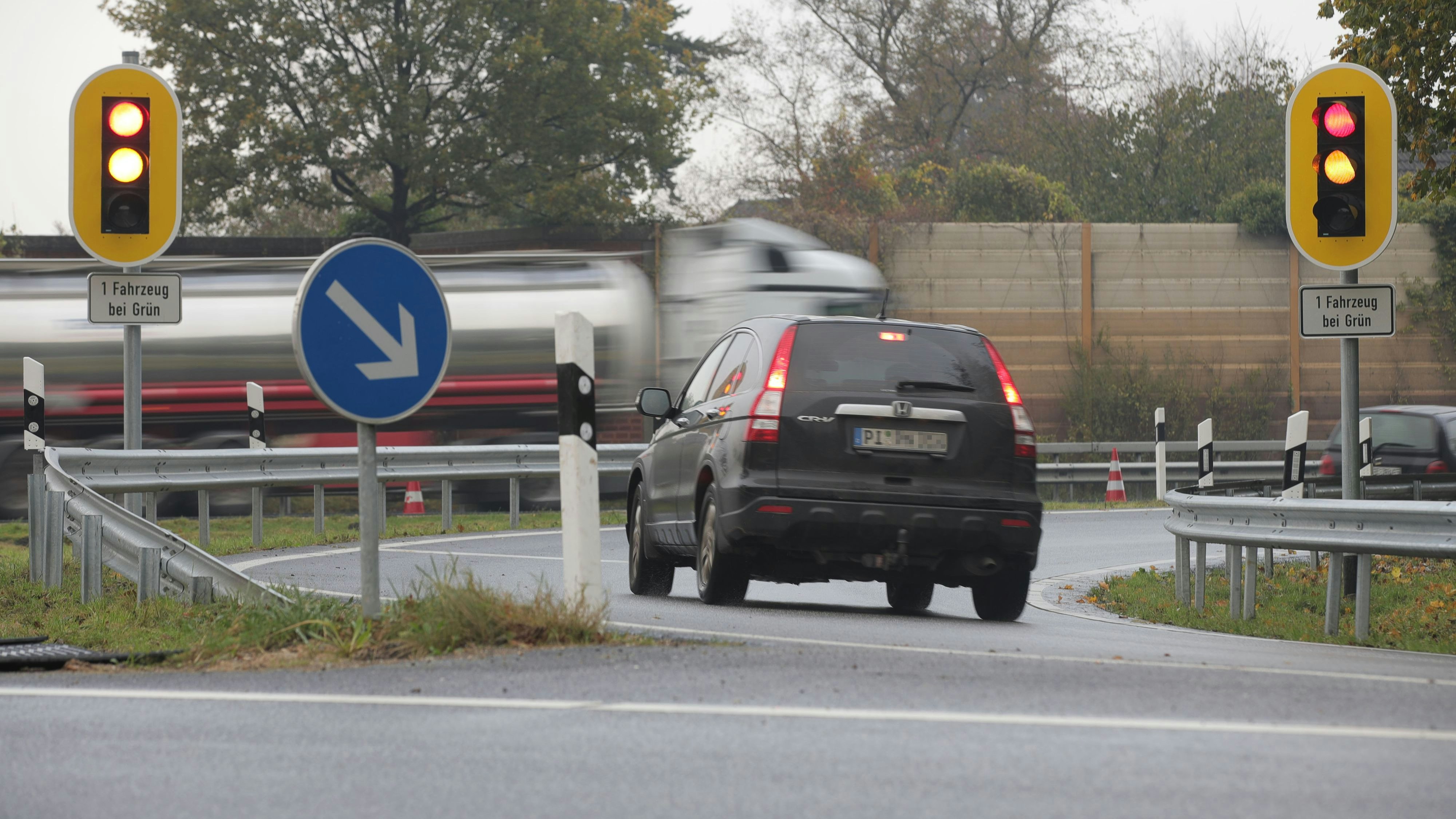 Eine Zuflussregelungsanlage samt Hinweisschild "1 Fahrzeug bei Grün" an einer Autobahnauffahrt in Deutschland, Archivbild 2017.