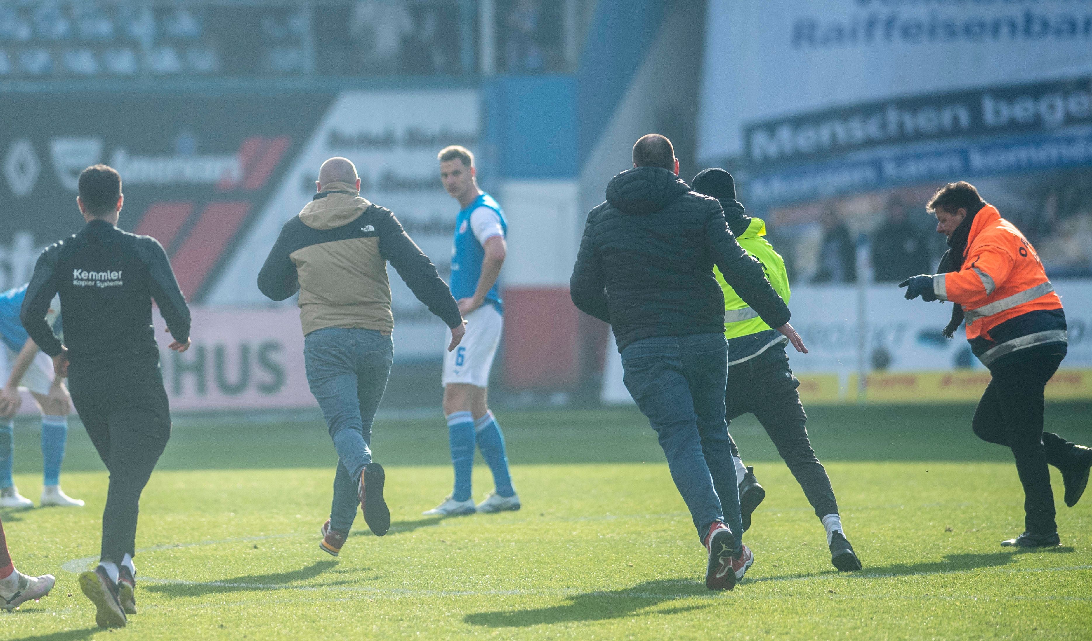 Ein Hansa-Rostock-Fan wollte jubelnde Kaiserslautern-Spieler angreifen. 