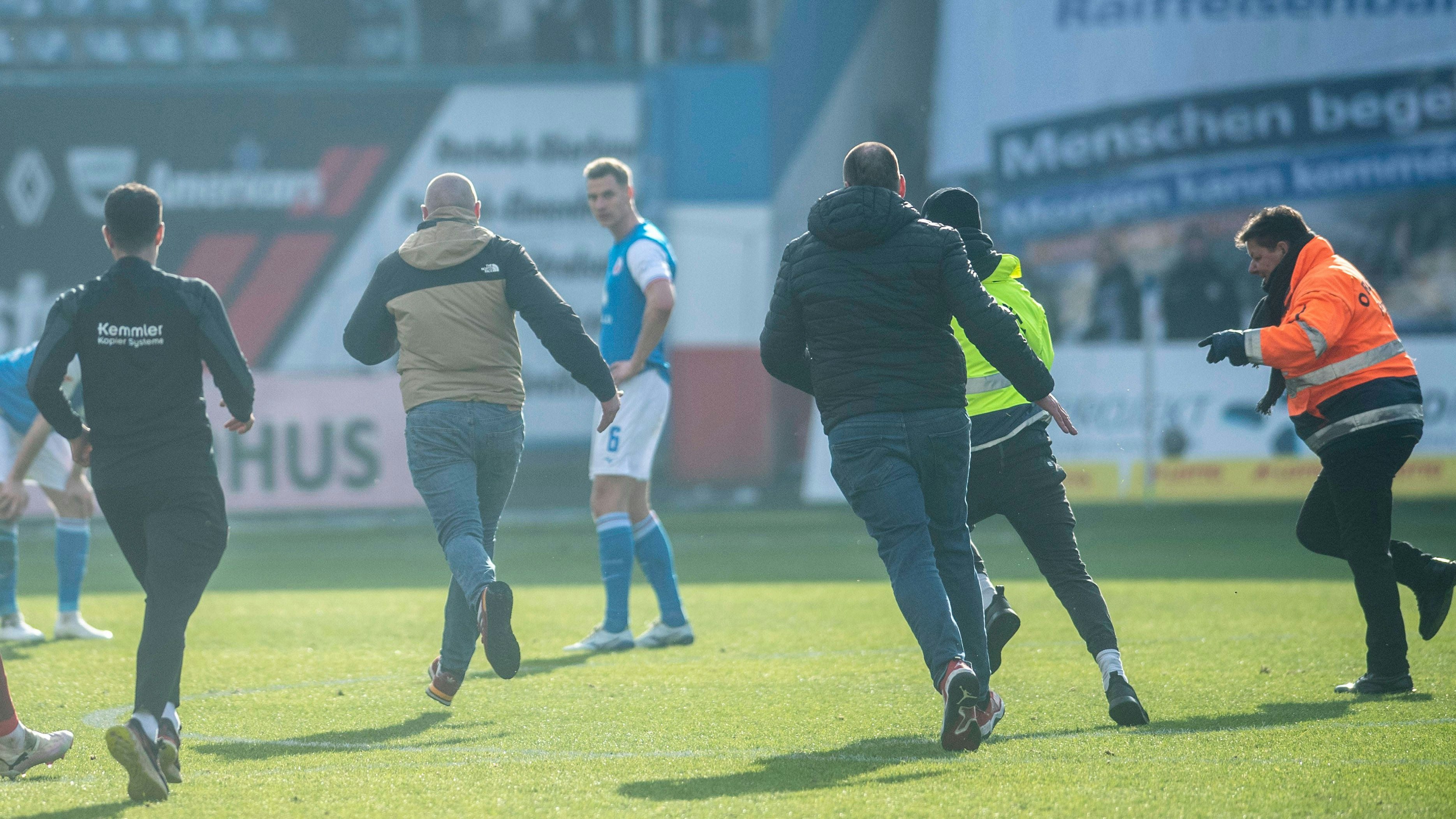 Ein Hansa-Rostock-Fan wollte jubelnde Kaiserslautern-Spieler angreifen. 