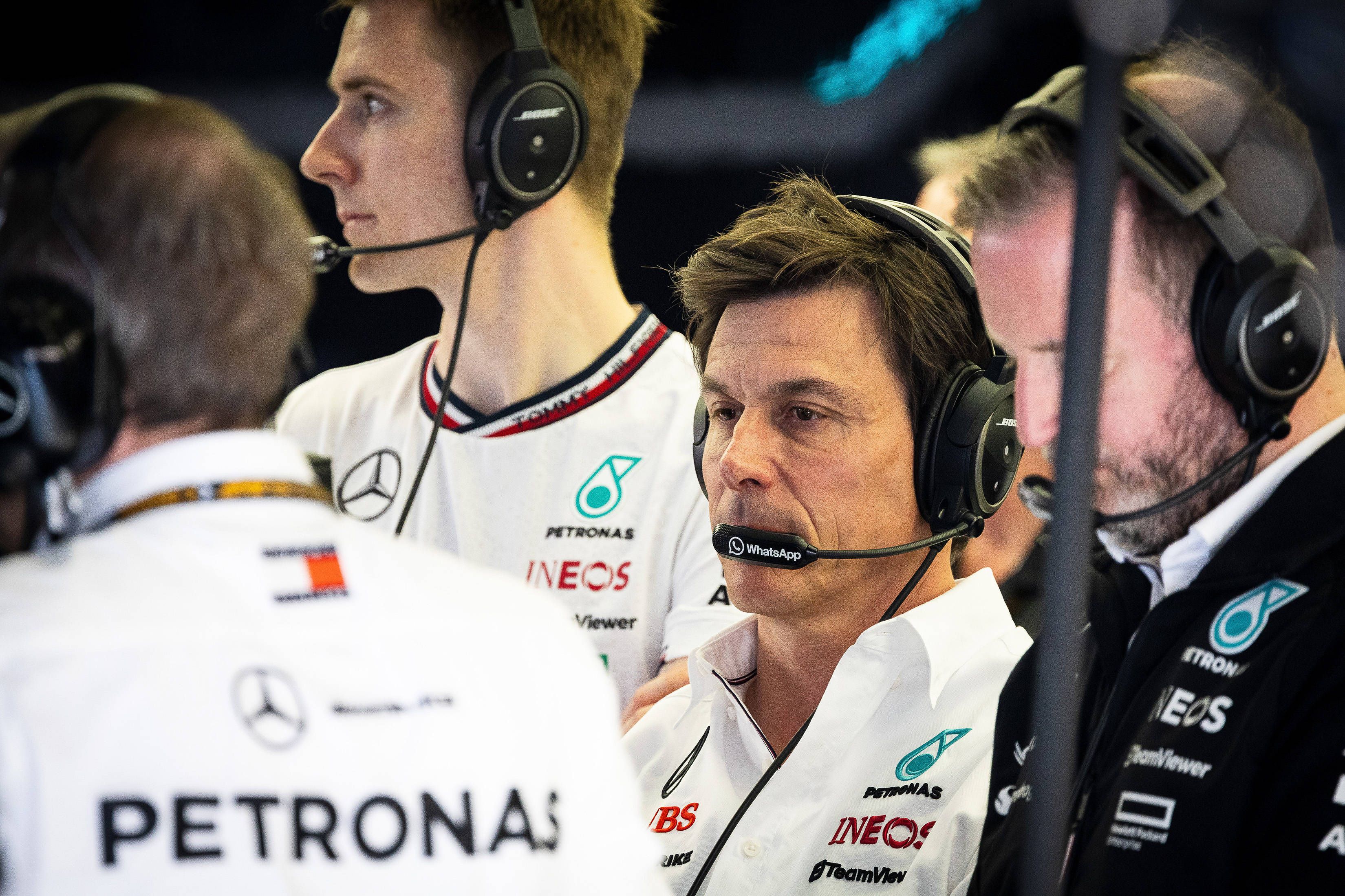 Mercedes-Teamchef Toto Wolff kommt aus dem Staunen nicht raus.