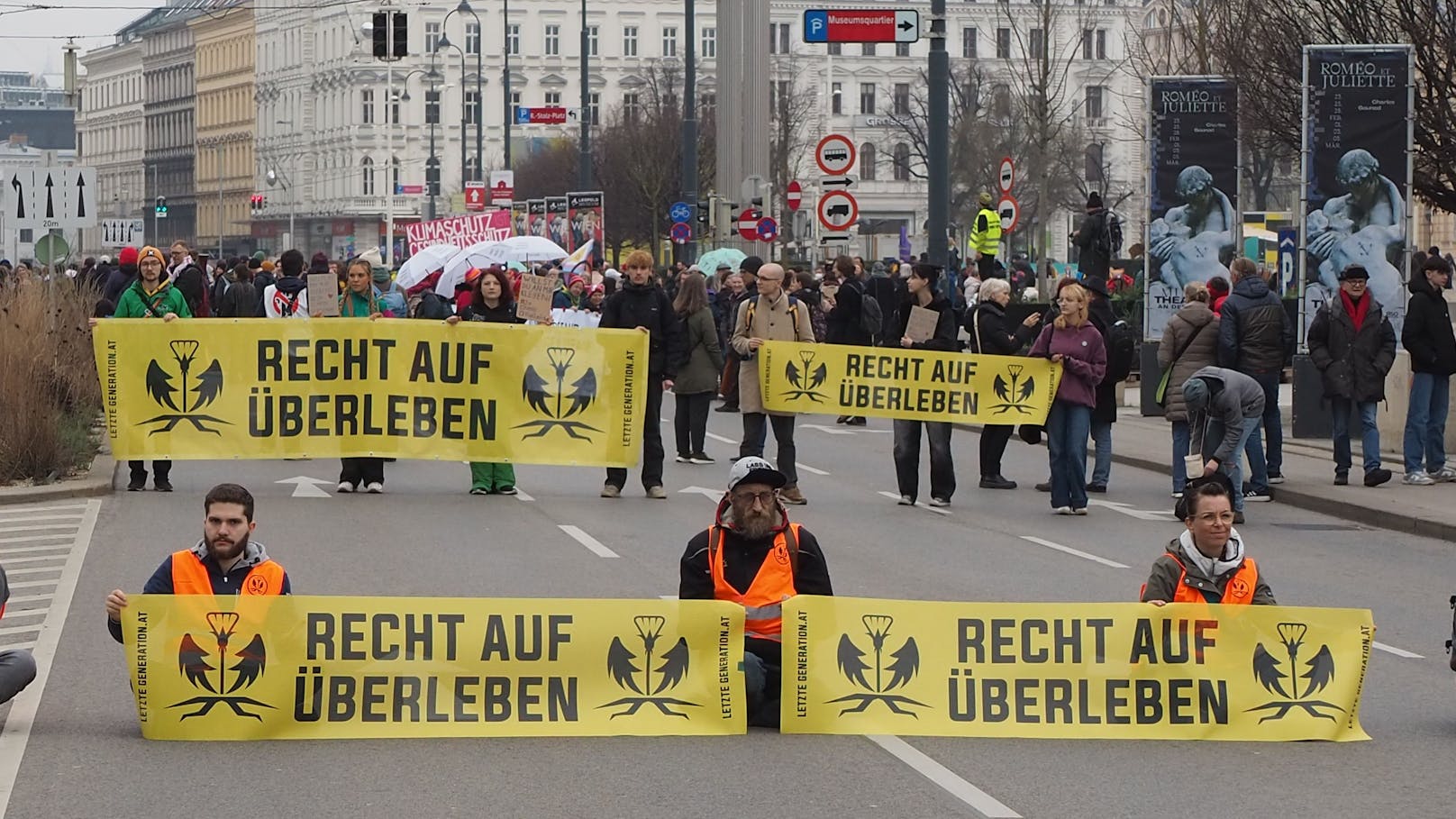 Großprotest der Letzten Generation am Museumsplatz: Klima-Kleber legten am 2. März 2024 die 2er-Linie lahm.