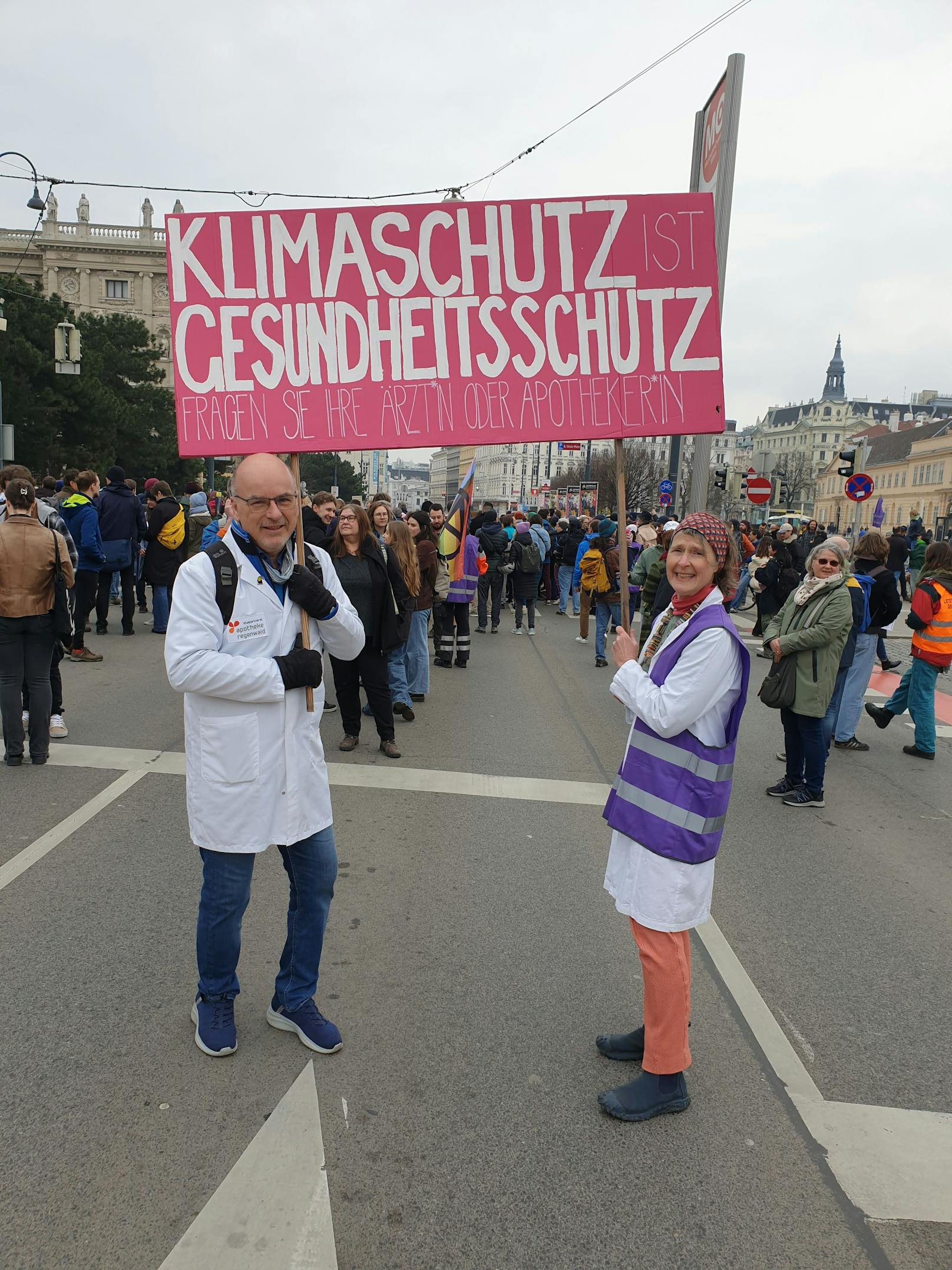 Großprotest der Letzten Generation am Museumsplatz: Klima-Kleber legten am 2. März 2024 die 2er-Linie lahm.