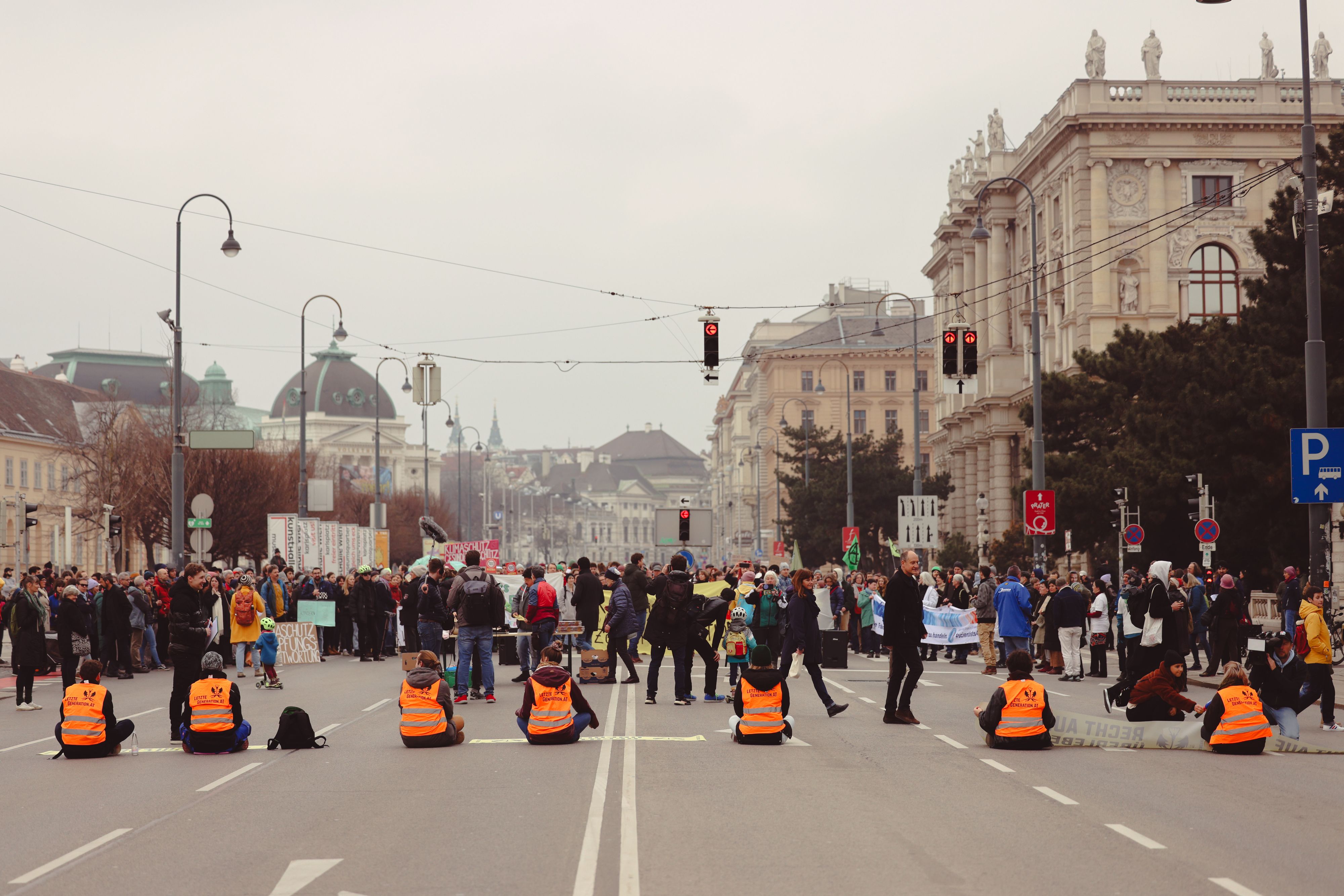 Großprotest der Letzten Generation am Museumsplatz: Klima-Kleber legten am 2. März 2024 die 2er-Linie lahm.