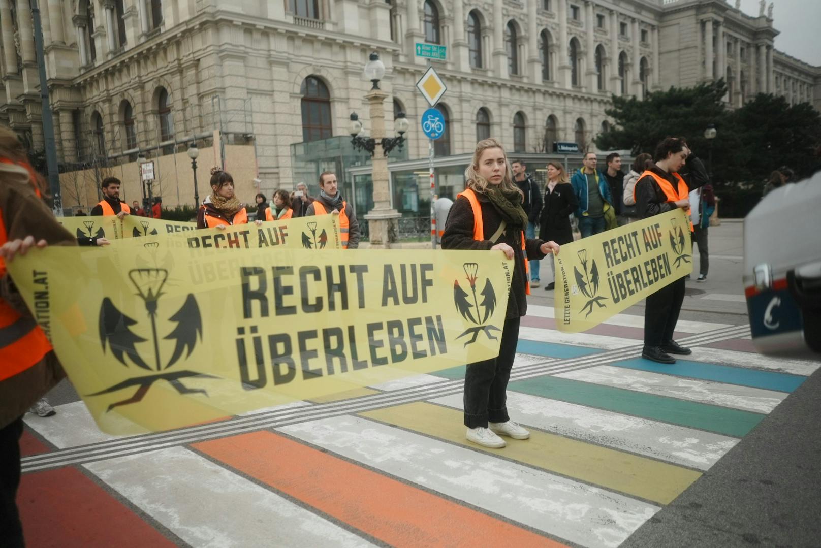 Großprotest der Letzten Generation am Museumsplatz: Klima-Kleber legten am 2. März 2024 die 2er-Linie lahm.