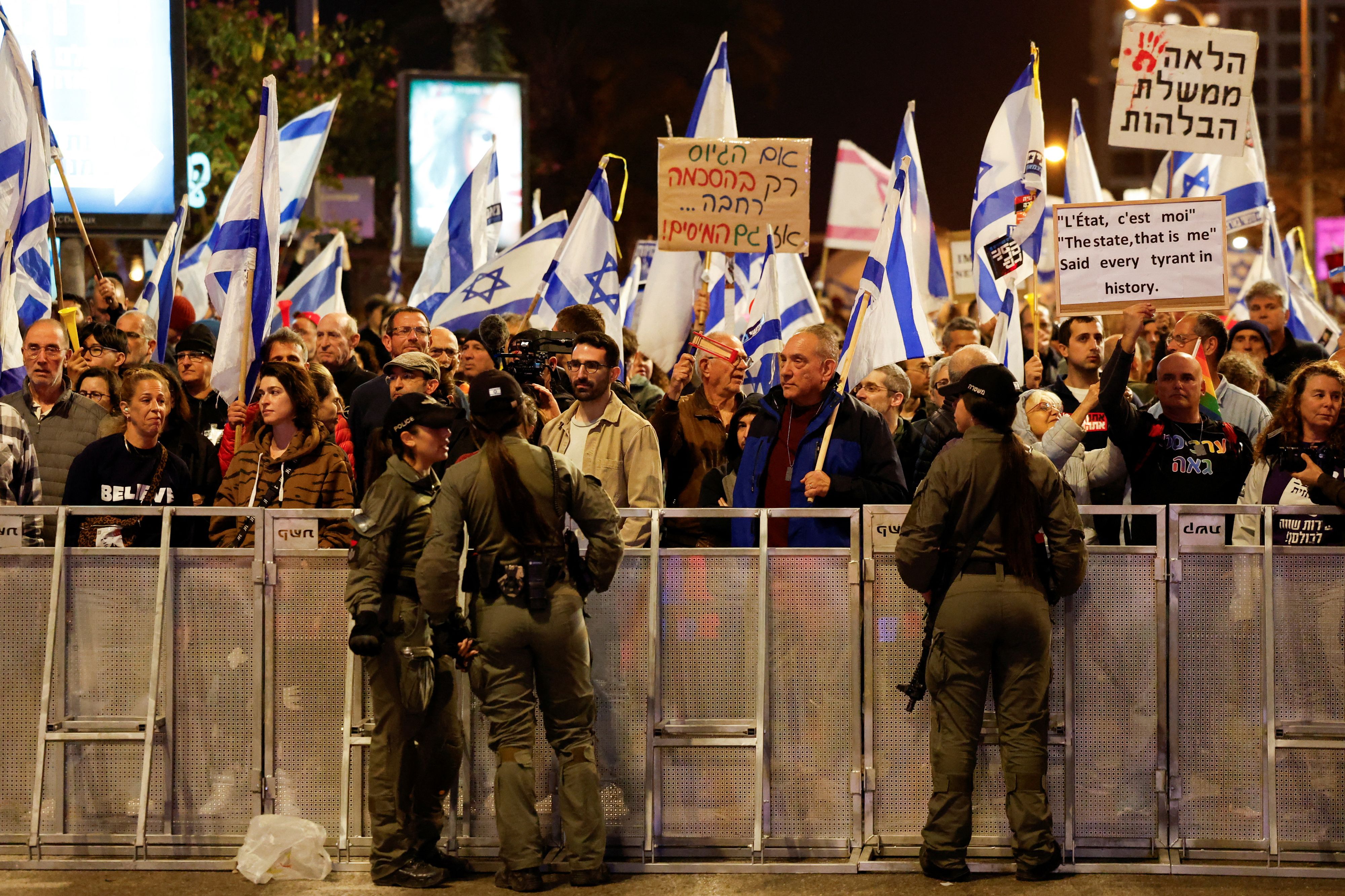Seit Wochen fordern Demonstranten ein Einlenken der israelischen Regierung. Nun dürfte die Regierung von Benjamin Netanjahu einer Feuerpause zustimmen. 
