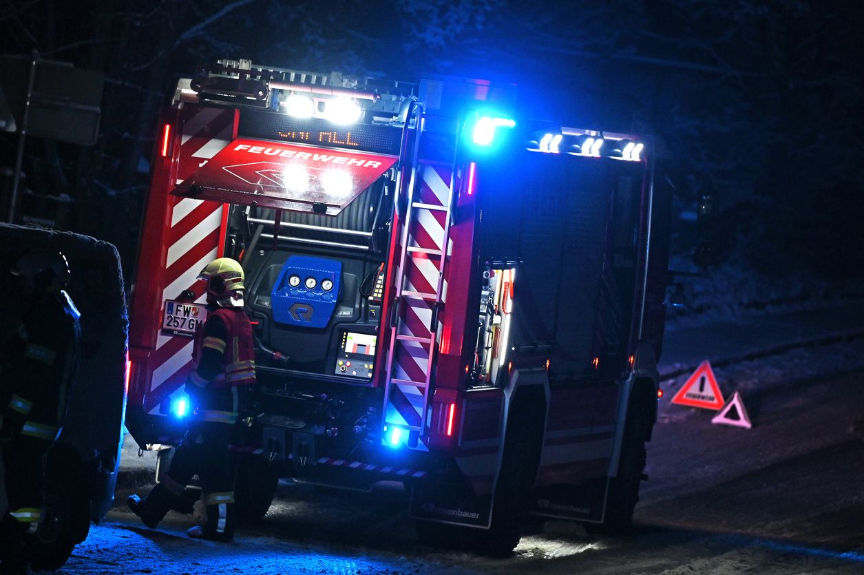 Die Feuerwehr musste den Unfallwagen bergen. (Symbolbild)