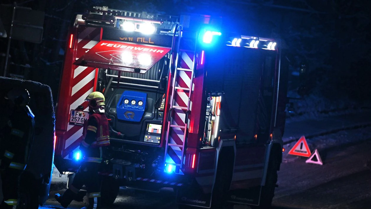 Die Feuerwehr musste den Unfallwagen bergen. (Symbolbild)
