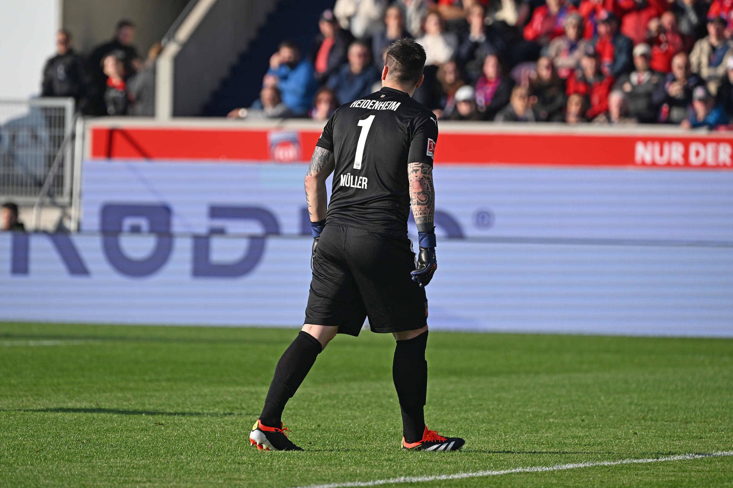 Heidenheim-Keeper Kevin Müller nach dem Slapstick-Eigentor. 