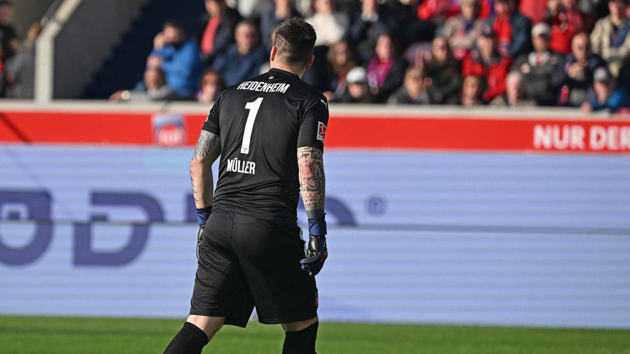 Heidenheim-Keeper Kevin Müller nach dem Slapstick-Eigentor. 