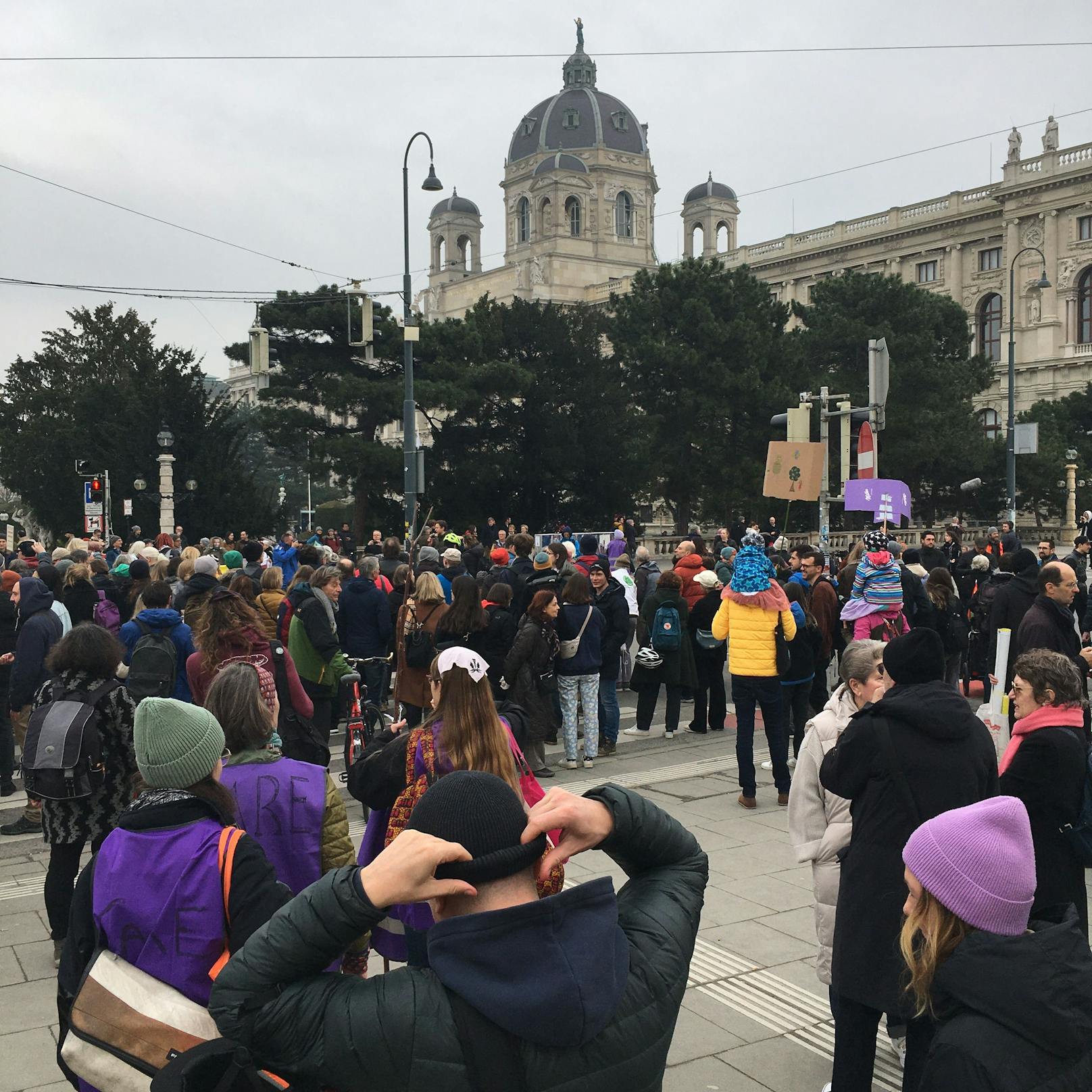 Großprotest der Letzten Generation am Museumsplatz: Klima-Kleber legten am 2. März 2024 die 2er-Linie lahm.