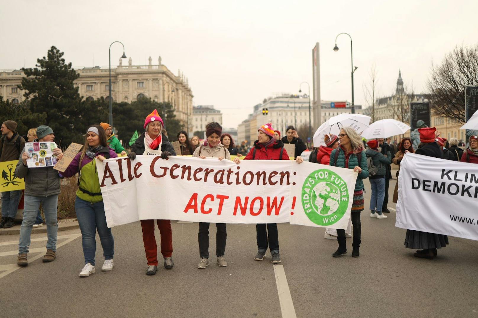 Großprotest der Letzten Generation am Museumsplatz: Klima-Kleber legten am 2. März 2024 die 2er-Linie lahm.