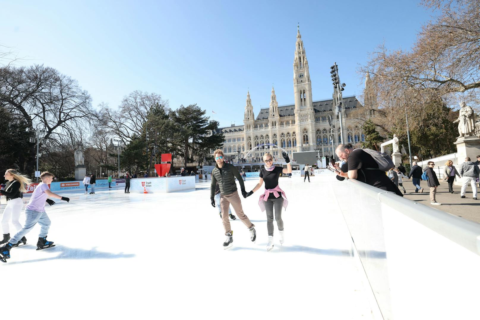 Am Sonntag ist der letzte Tag des Wiener Eistraums 2024. Bei sehr frühlingshaften Temperaturen genießen noch einige Eislauf-Fans das bereits dahinschmelzende Eis.