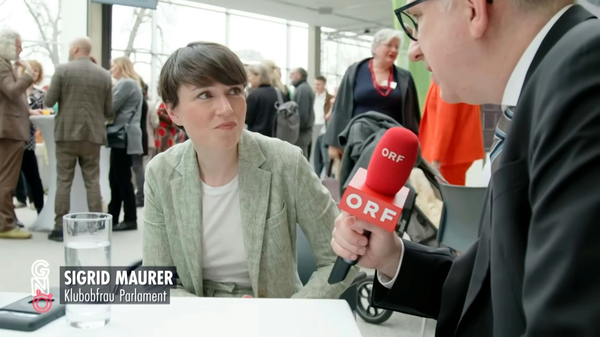 Grünen-Klubchefin Sigi Maurer denkt beim Anblick von Peter Klien: "Oh Shit! Wie peinlich wird's heute?"